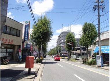 「松和花檀」交差点を直進してください。